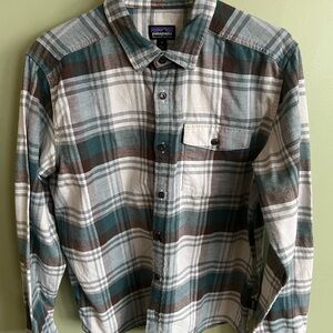 Patagonia Men's Green and Brown Plaid Shirt
